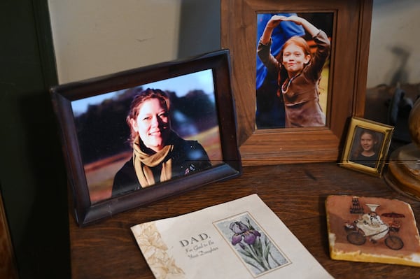 Photos of Joe Eifrid’s daughter and granddaughter, Tami and Jess Willadsen, and a Father's Day card Tami wrote him are placed next to his bed at his home near Rockdale Art Farm. (Hyosub Shin / AJC)