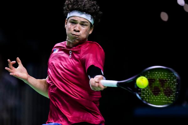 Ben Shelton of the United States returns the ball to Australia's Athanasios Kokkinakis during a Davis Cup quarterfinal match at the Martin Carpena Sports Hall, in Malaga, southern Spain, on Thursday, Nov. 21, 2024. (AP Photo/Manu Fernandez)