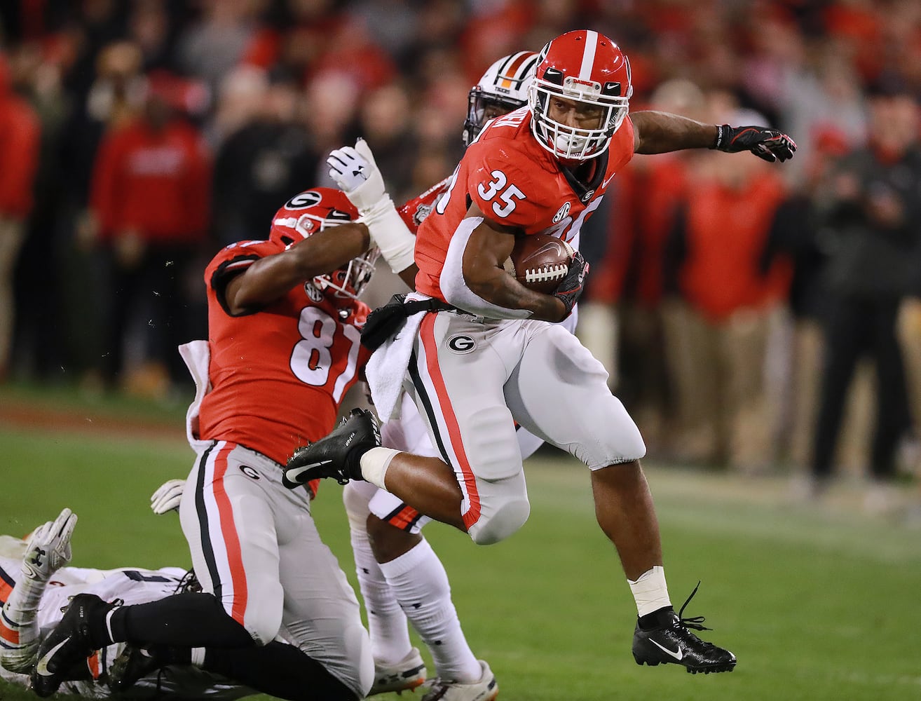 Photos: Bulldogs handle Auburn, improve to 9-1