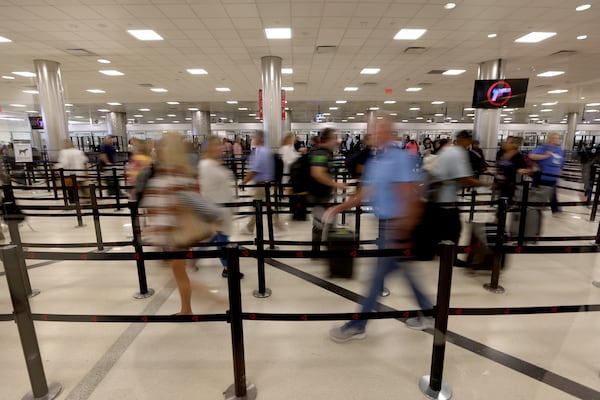 090722 Atlanta.: Passengers go through Main security Checkpoint for departures at Hartsfield-Jackson Domestic Airport, Wednesday, September 7, 2022, in Atlanta. (Jason Getz / Jason.Getz@ajc.com)