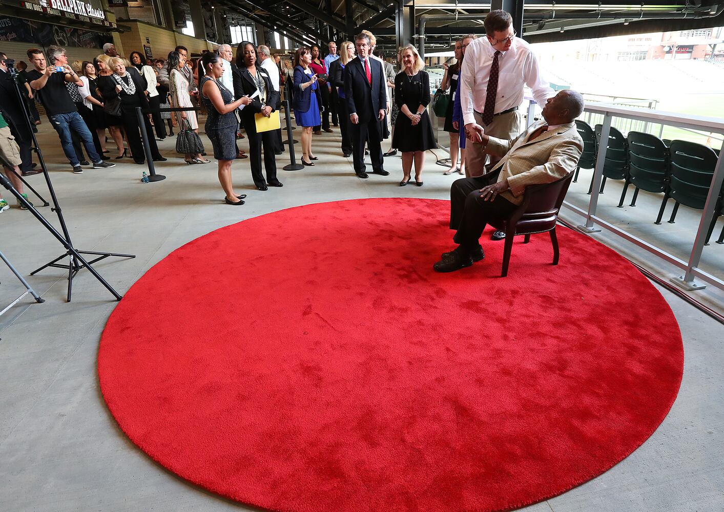 SunTrust Park honors Hank Aaron