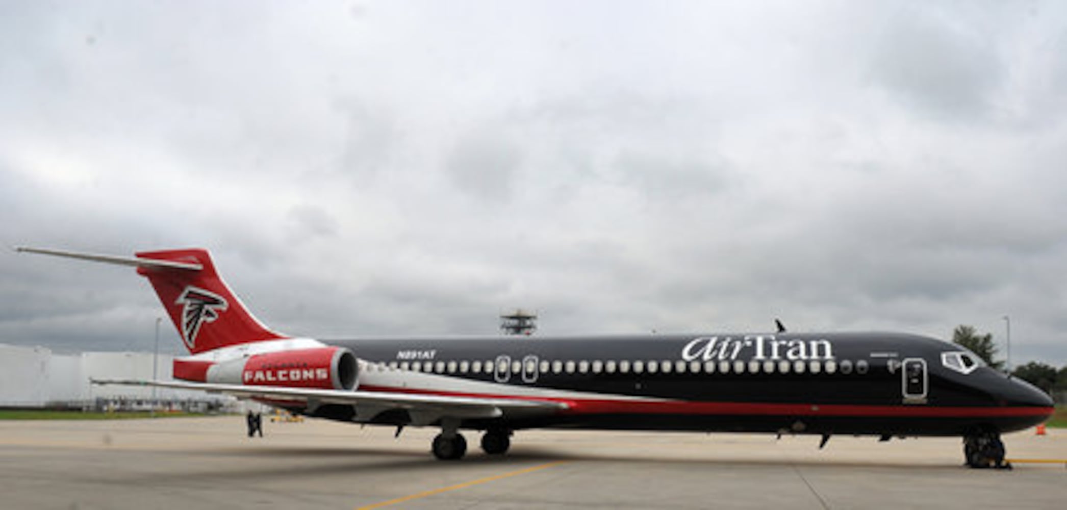 Airtran debuts Falcons-theme airplane