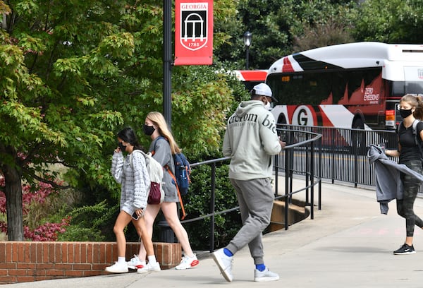 Students wear face masks as they make their way through the campus in the University of Georgia campus in Athens on Wednesday, September 23, 2020. (Hyosub Shin / Hyosub.Shin@ajc.com)