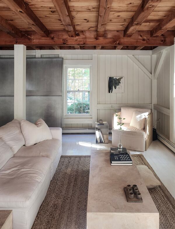 Clean, white elements and a seagrass rug give this home in the Hamptons, New York, a blend of coastal and minimalist style.
Photo credit: Ingrid Weir