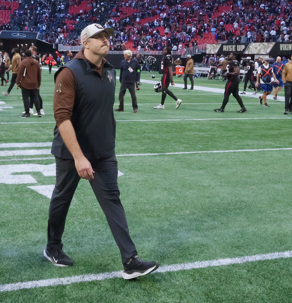 Atlanta Falcons head coach Arthur Smith walks off the field follow his team loss to the Vikings after an NFL football game In Atlanta on Sunday, Nov. 5, 2023. The Vikings won 31 - 28. (Bob Andres for the Atlanta Journal Constitution)