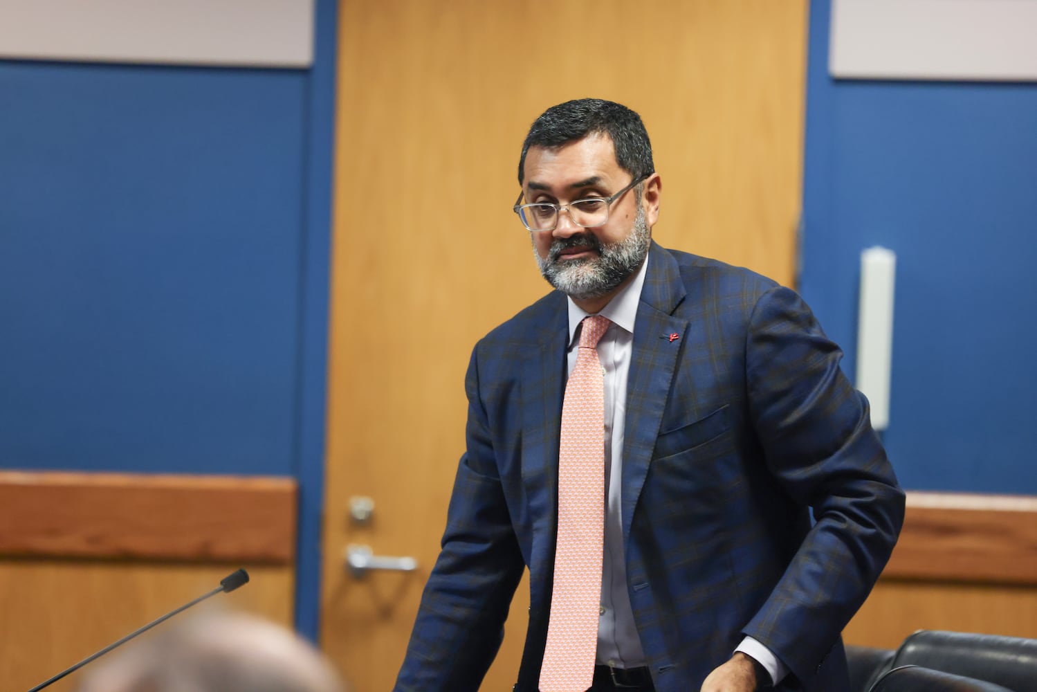 Attorney Manny Arora, who is representing Ken Chesebro, prepares to argue before Fulton County Superior Judge Scott McAfee.  McAfee is hearing motions from attorneys representing Ken Chesebro and Sidney Powell in Atlanta on Wednesday, Sept. 6, 2023.  (Jason Getz / Jason.Getz@ajc.com)