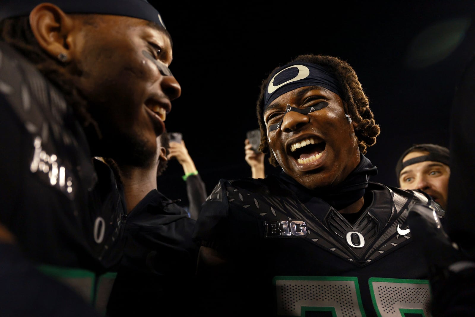 Oregon linebackers Dylan Williams, left, and Kamar Mothudi celebrate after winning an NCAA college football game against Ohio State, Saturday, Oct. 12, 2024, at Autzen Stadium in Eugene, Ore. (AP Photo/Lydia Ely)