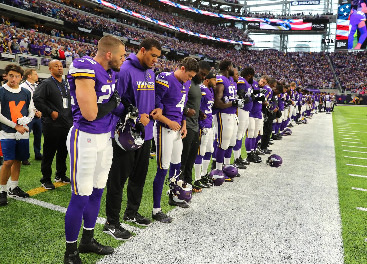 Photos: NFL national anthem protests continue