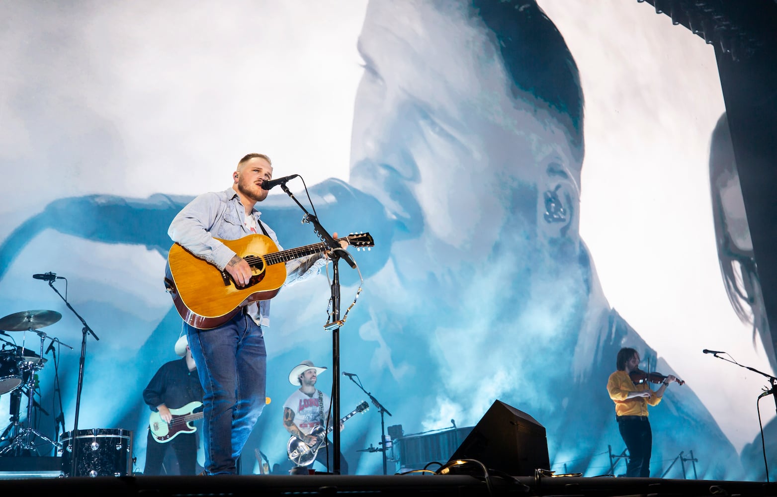 Atlanta, Ga: Zach Bryan played to a sold-out crowd of cowboy hat-clad fans who sang along with every word. Photo taken Saturday August 10, 2024 at Mercedes Benz Sadium. (RYAN FLEISHER FOR THE ATLANTA JOURNAL-CONSTITUTION)