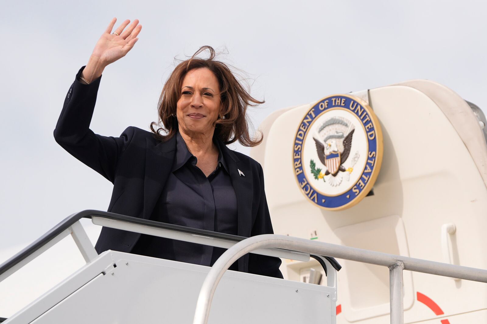 Democratic presidential nominee Vice President Kamala Harris waves as she boards Air Force Two at Detroit Metropolitan Wayne County Airport in Romulus, Mich., Friday, Oct. 4, 2024. (AP Photo/Mark Schiefelbein)