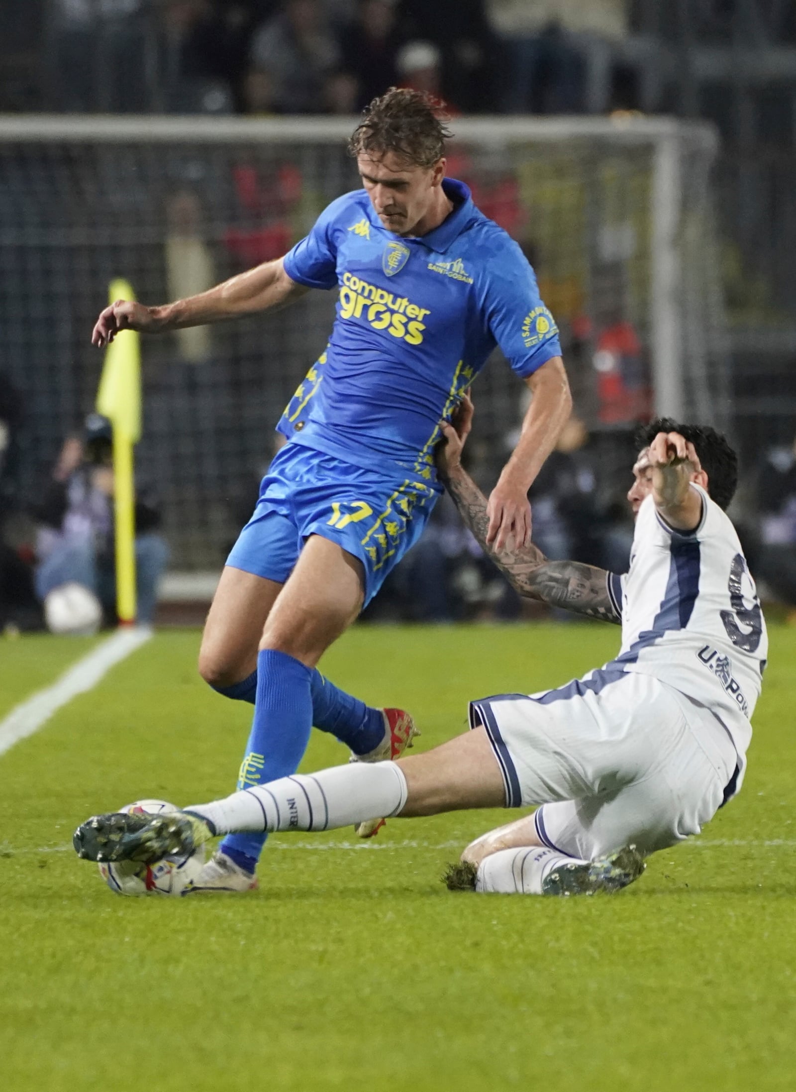 Empoli's Ola Solbakken, left, is challenged by Inter's Alessandro Bastoni during the Serie A soccer match between Empoli and Inter Milan at the "Carlo Castellani Stadium in Empoli, Italy, Wednesday, Oct. 30, 2024. (Marco Bucco/LaPresse via AP)