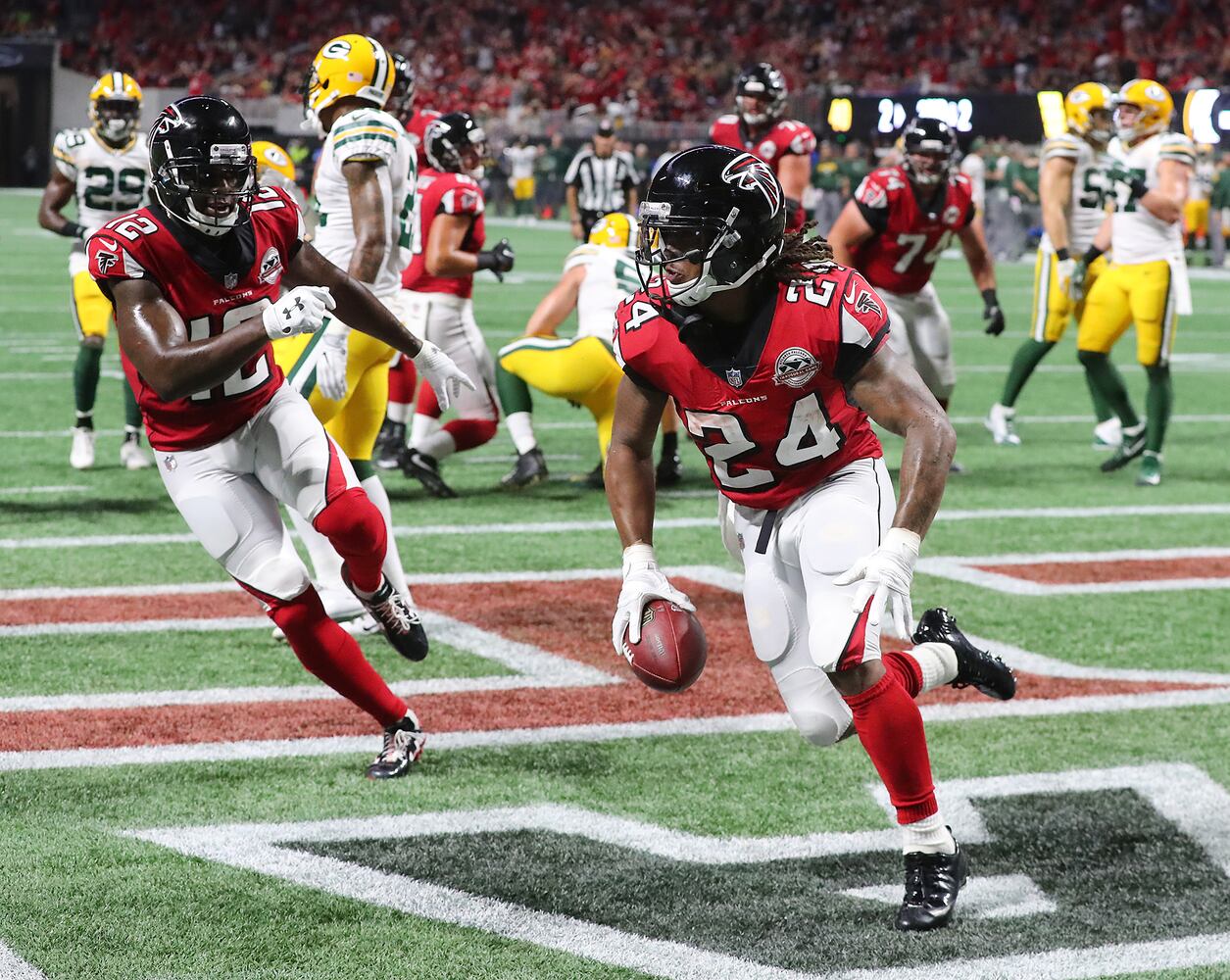 Photos: Falcons are tested by the Packers