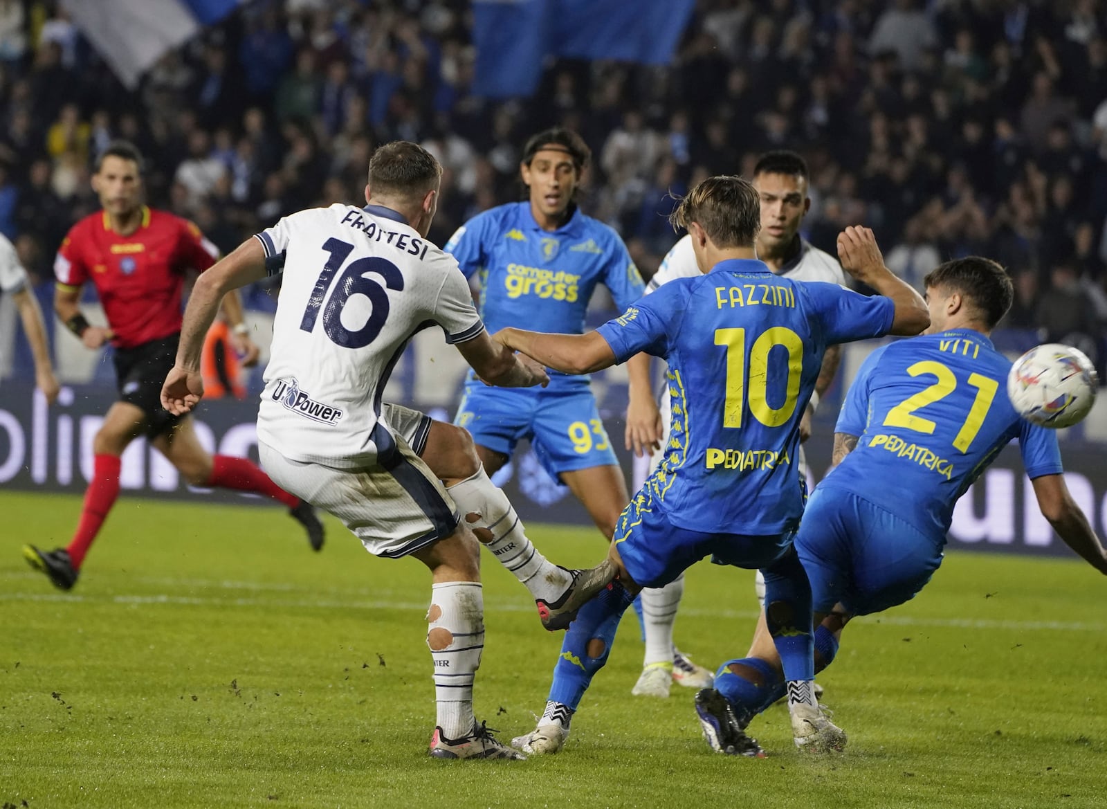 Inter's Davide Frattesi scores during the Serie A soccer match between Empoli and Inter Milan at the "Carlo Castellani Stadium in Empoli, Italy, Wednesday, Oct. 30, 2024. (Marco Bucco/LaPresse via AP)