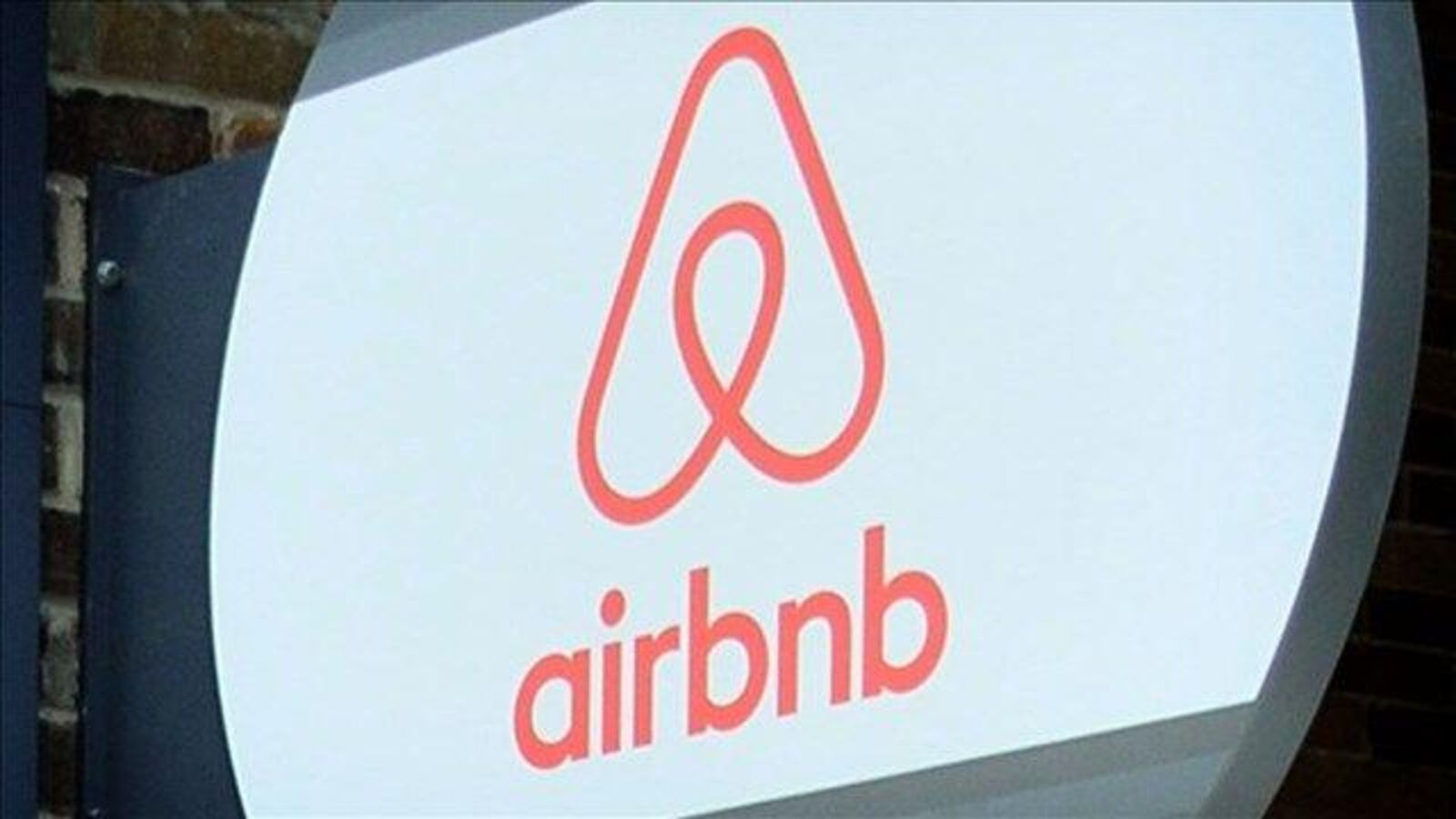 Airbnb is partnering with the NAACP to attract more African American hosts and stem off criticism of discrimination.