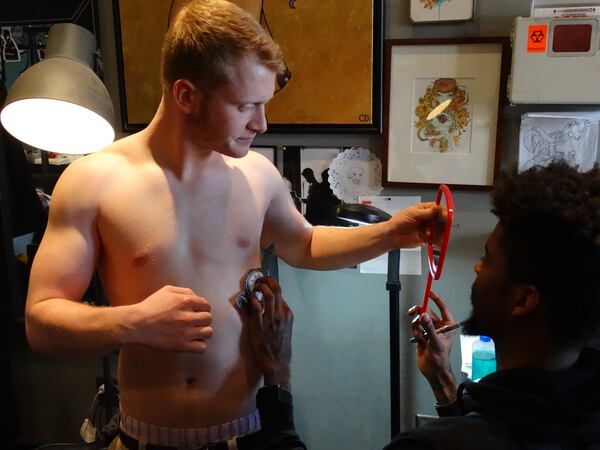 Corey Davis readies the tattoo design. CREDIT: Rodney Ho/ rho@ajc.com