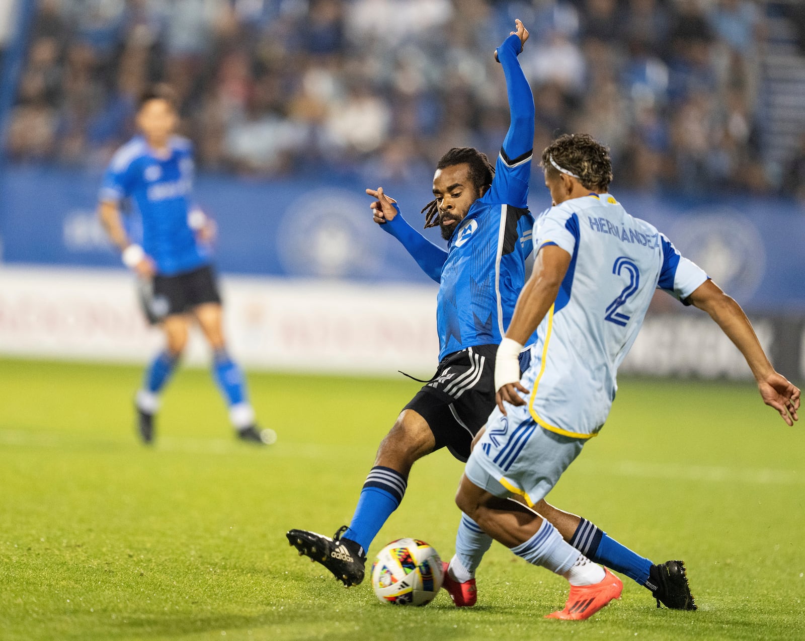 Atlanta United defender Ronald Hernandez (2) defends against CF Montreal defender Raheem Edwards during the first half of an MLS playoff soccer game in Montreal, Tuesday, Oct. 22, 2024. (Christinne Muschi/The Canadian Press via AP)