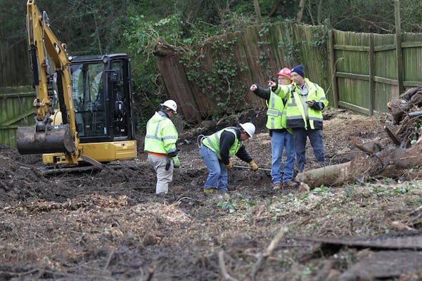 U.S. EPA Federal On-Site coordinator Chuck Berry (far right) supervise the dirt removal on the first day of cleaning of toxic soil caused by lead on Jan. 27, 2020, in Atlanta. MIGUEL MARTINEZ / FOR THE AJC