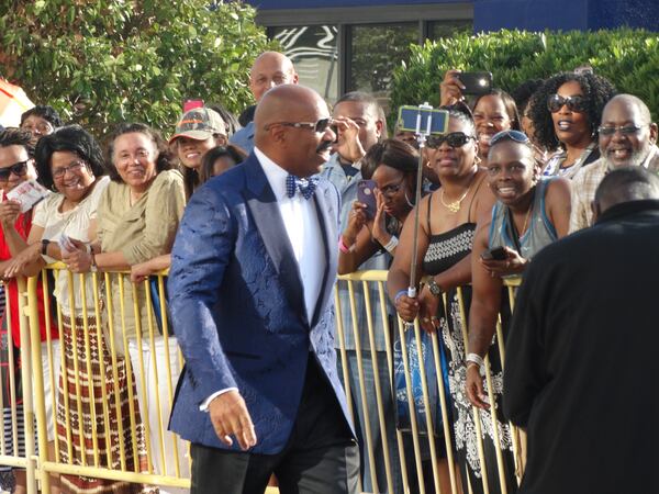 Steve Harvey meets his fans at the blue carpet at about 6:35 p.m. CREDIT: Rodney Ho/ rho@ajc.com