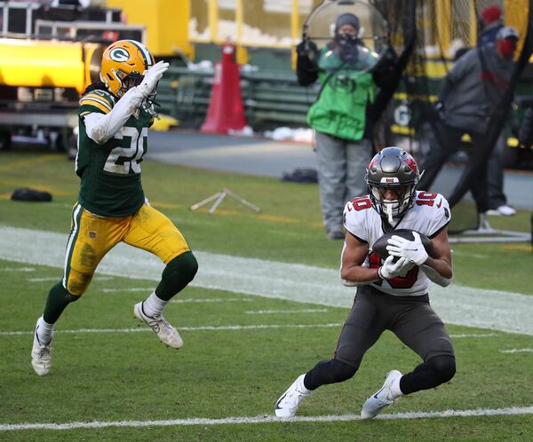 Bucs wide receiver Scotty Miller makes a touchdown catch at the end of the first half of the NFC Championship Game in Green Bay on Jan. 24, 2021.