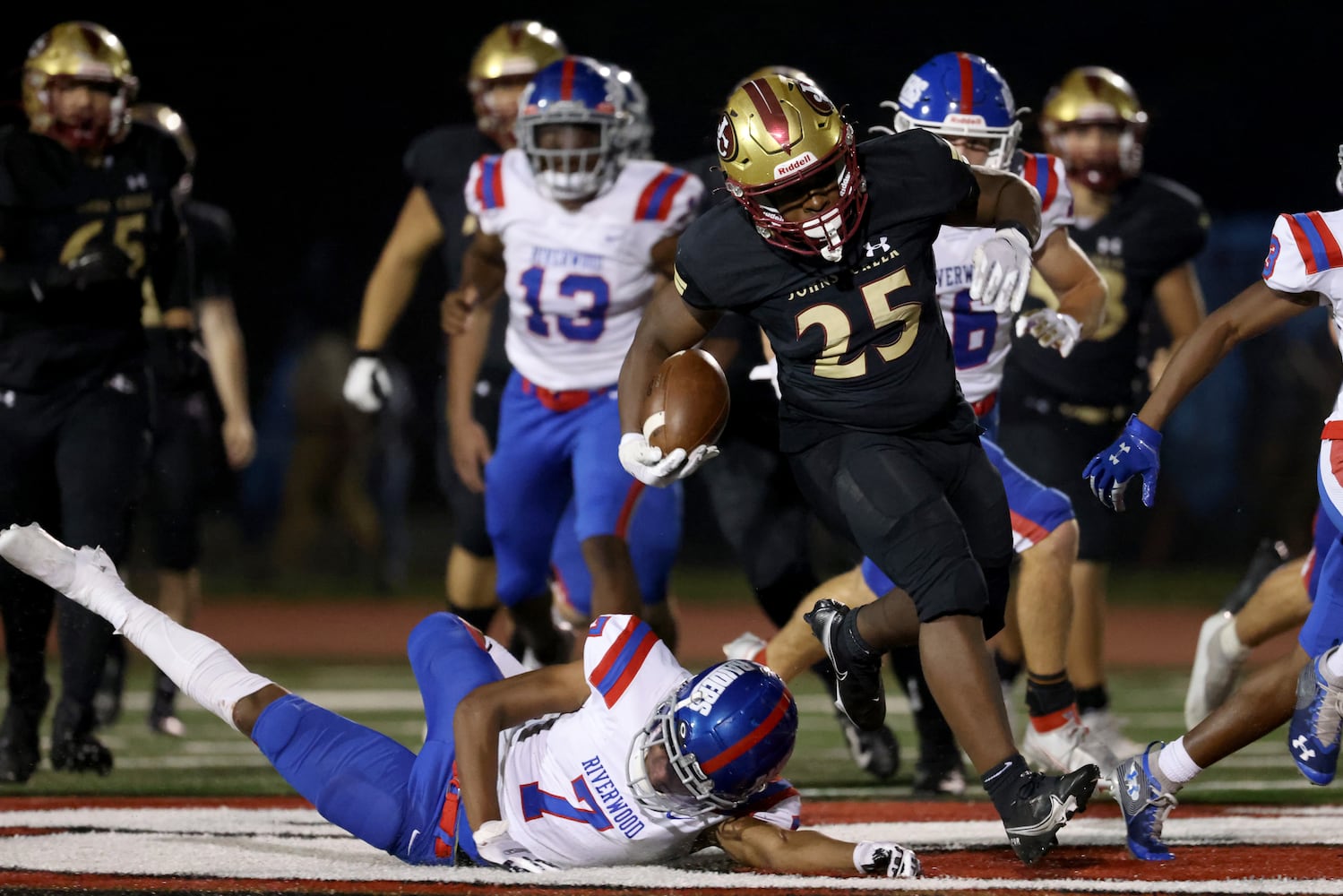 Sept. 24, 2021 - Johns Creek, Ga: Johns Creek running back Tylan Johnson (25) runs past Riverwood defensive back Augustus Olidge (7) for a long run during the second half at Johns Creek high school Friday, September 24, 2021 in Johns Creek, Ga.. Johns Creek won 40-32. JASON GETZ FOR THE ATLANTA JOURNAL-CONSTITUTION