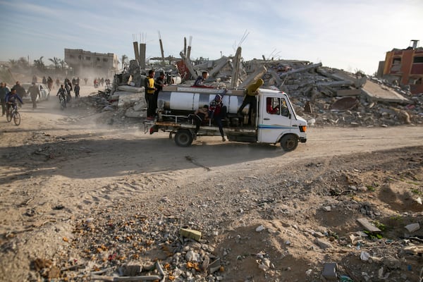 Displaced Palestinians leave parts of Khan Younis as they go back to their homes in Rafah, southern Gaza Strip, Sunday, Jan. 19, 2025. (AP Photo/Jehad Alshrafi)