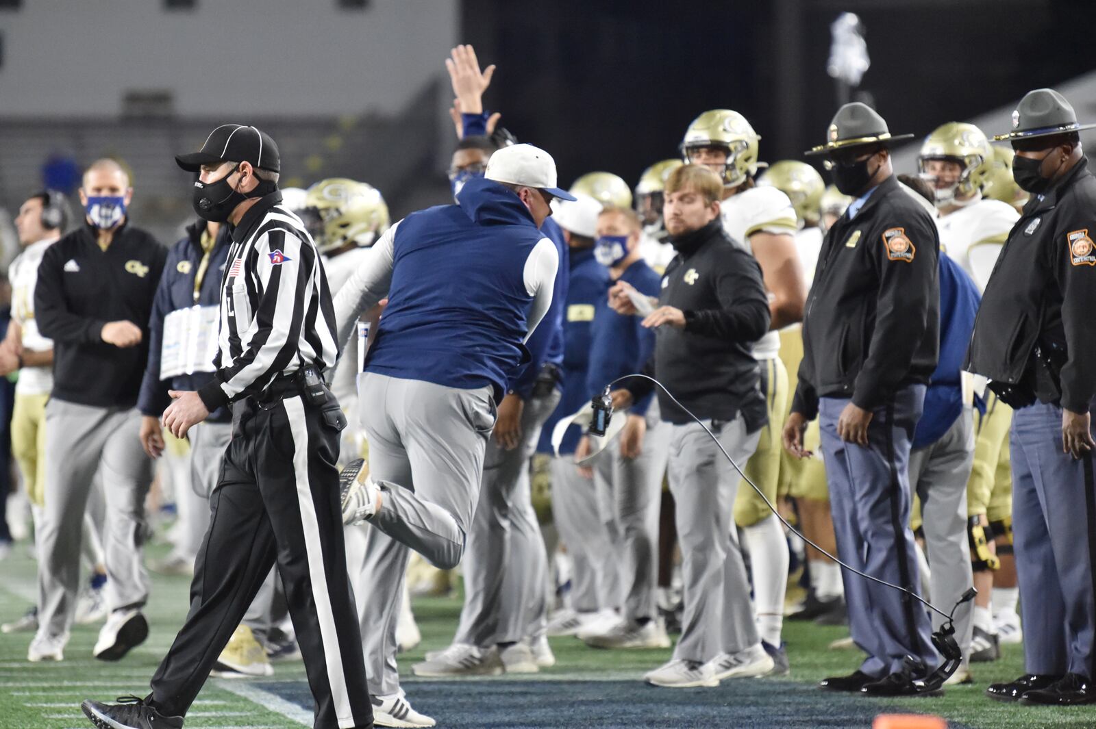 Georgia Tech's head coach Geoff Collins expresses his frustration to referees by throwing his headset. (Hyosub Shin / Hyosub.Shin@ajc.com)