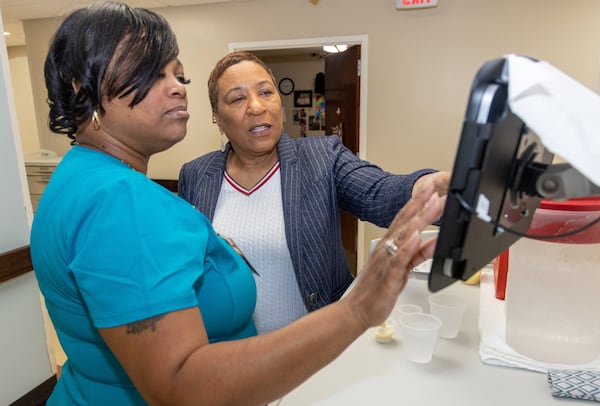 A.G. Rhodes Atlanta administrator Loretta Barnes (right) talks with Dora Thomas LPN during a recent shift.
PHIL SKINNER FOR THE ATLANTA JOURNAL-CONSTITUTION