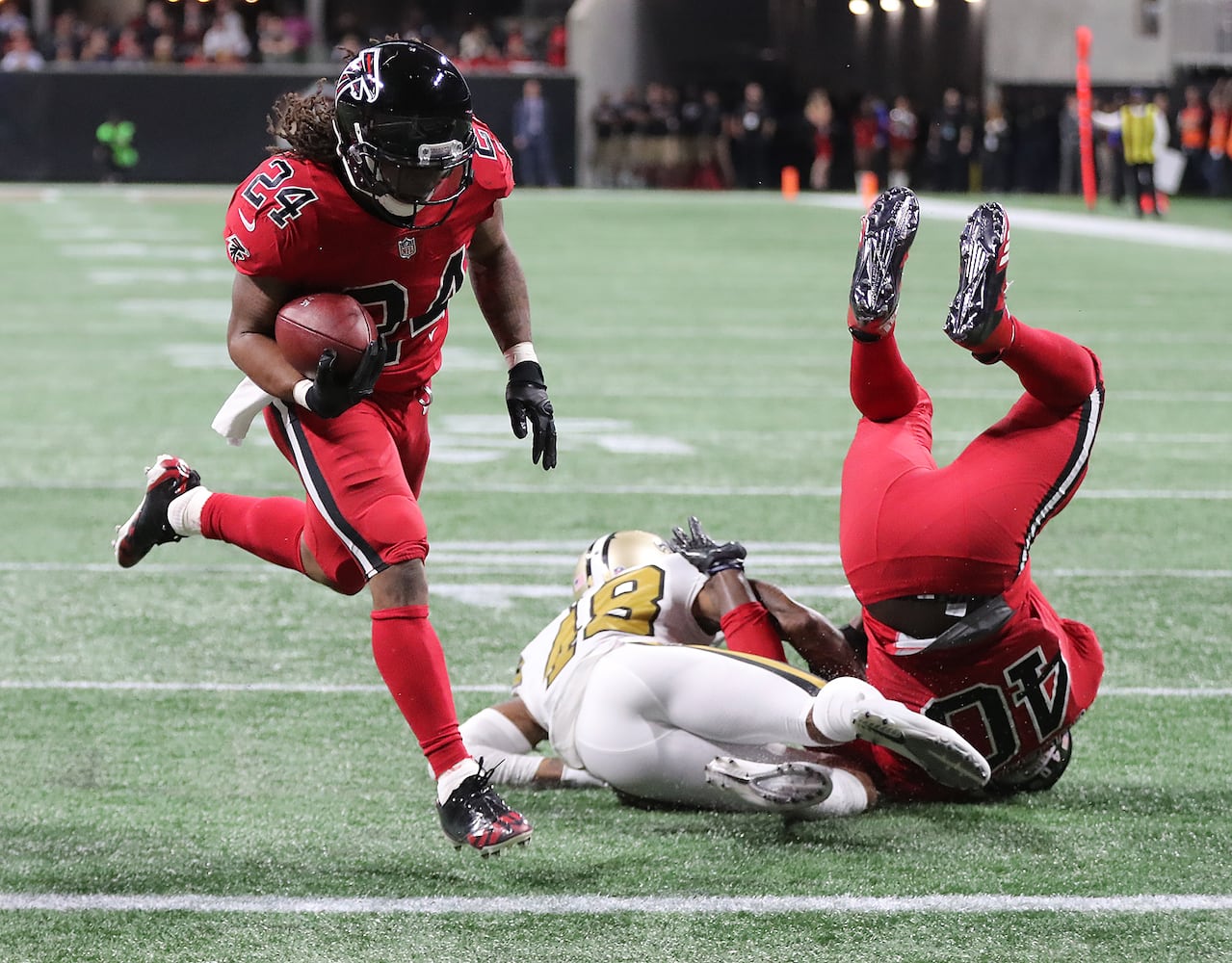 Photos: Falcons hold on, beat the Saints