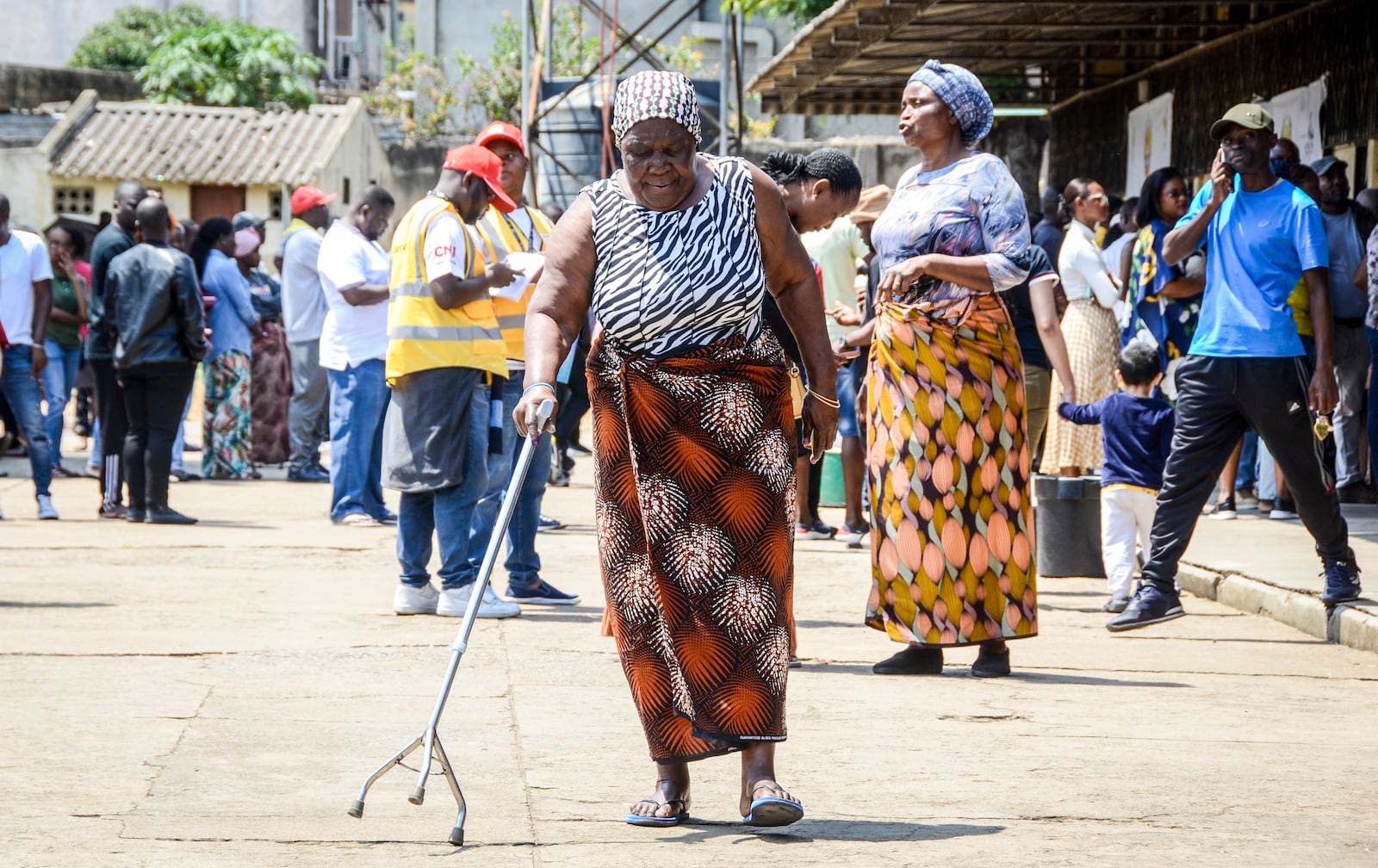 A woman makes her way from a polling station after voting in general elections in Maputo, Mozambique, Wednesday, Oct. 9, 2024. (AP Photo/Carlos Equeio)