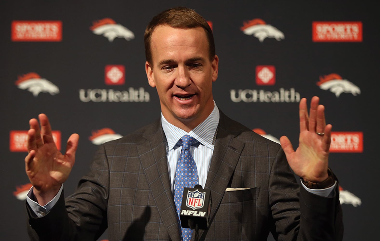 Peyton Manning retires