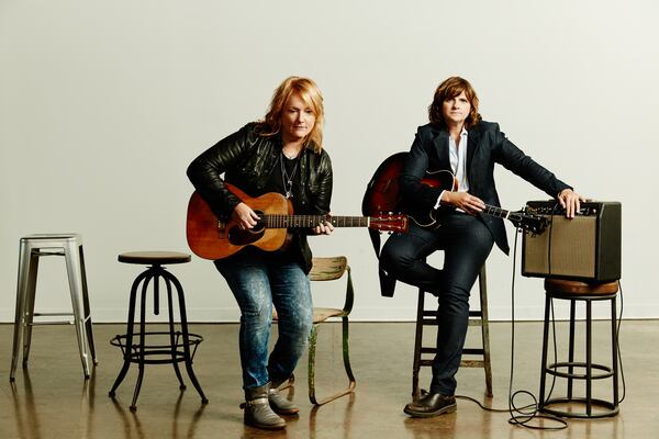  The Indigo Girls will take their tunes outside.