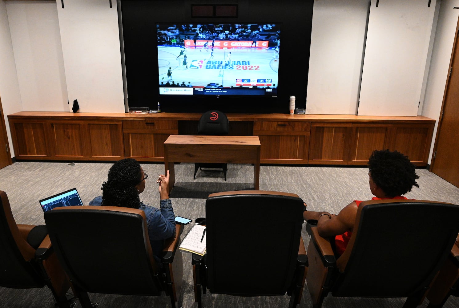 Lauren Williams watches Hawks preseason game With Jalen Johnson