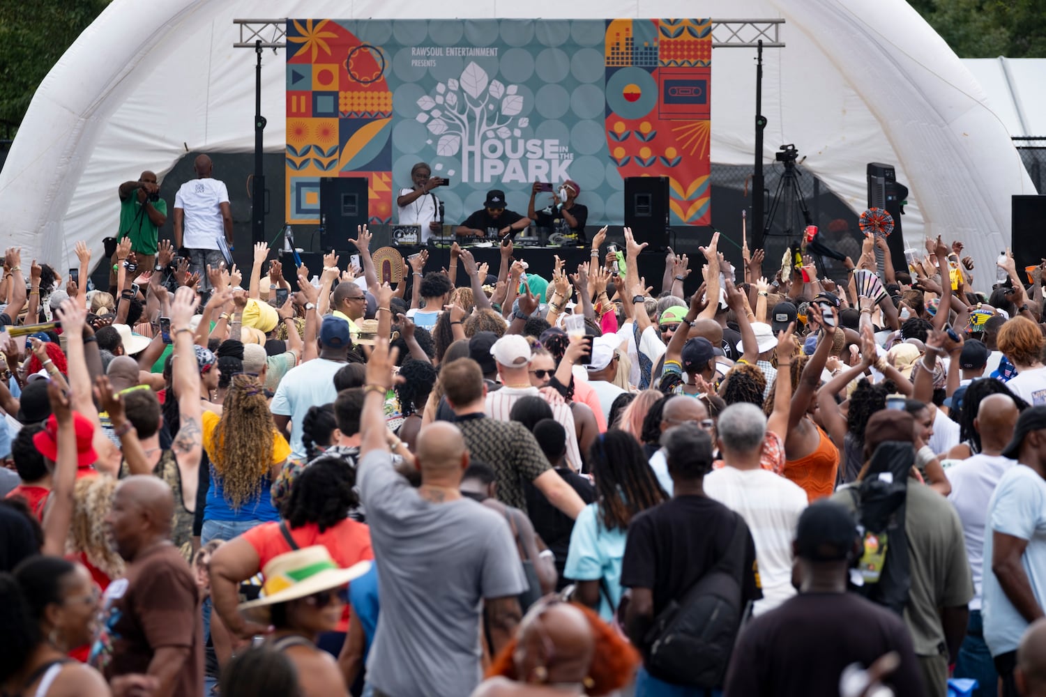 People pack the tennis court dance floor during the 20th anniversary of the House In The Park music festival in Grant Park  in Atlanta on Sunday, Sept. 1, 2024. (Ben Gray / Ben@BenGray.com)