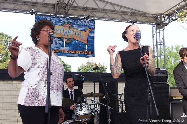 Seacrest on stage with Atlanta legend Francine Reed. (Photo by Vincent Tseng)