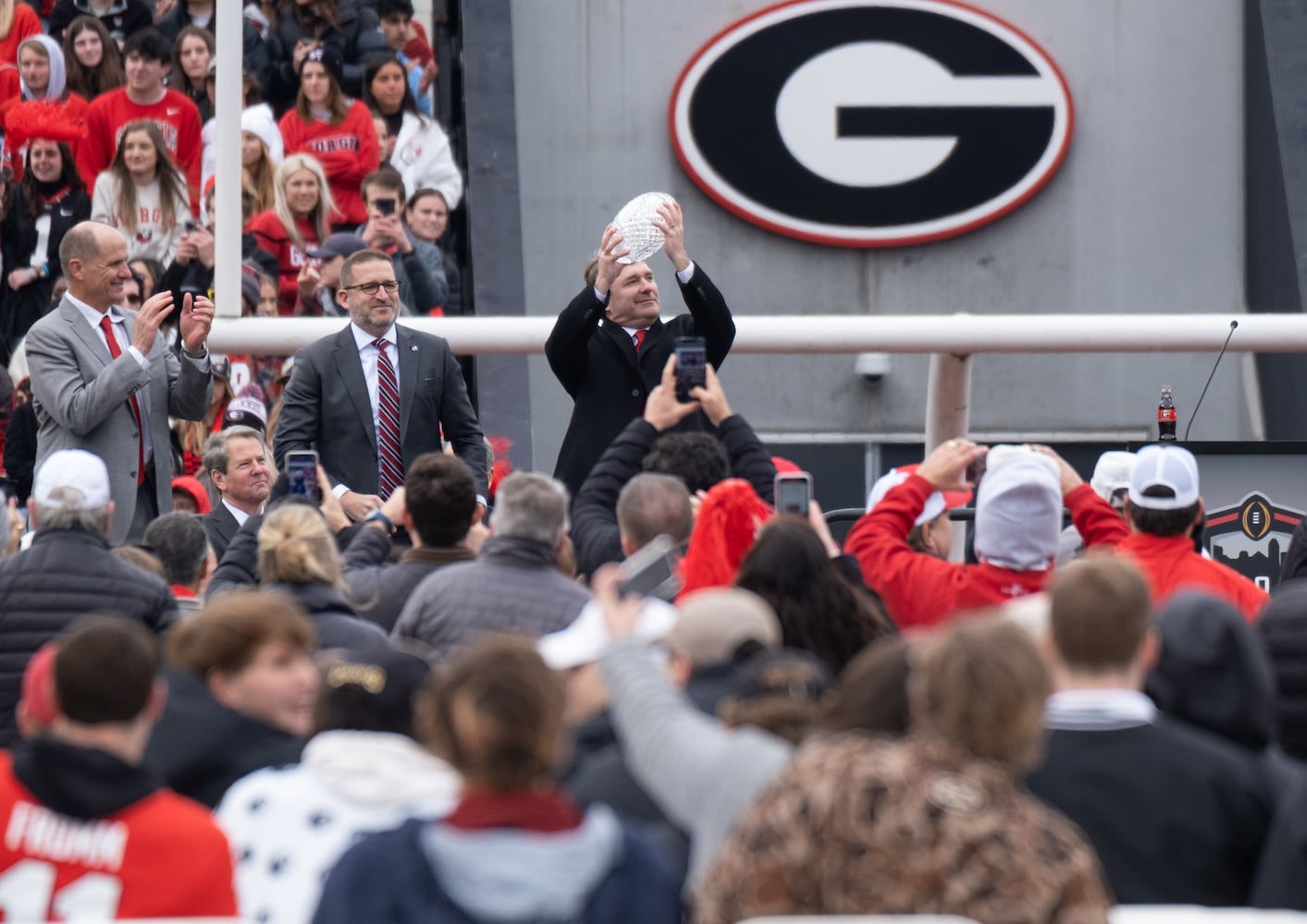 220115-Athens-Coach Kirby Smart hoists the Coaches’ Trophy during the National Championship celebration Saturday afternoon, Jan. 15, 2022, in Athens. Ben Gray for the Atlanta Journal-Constitution