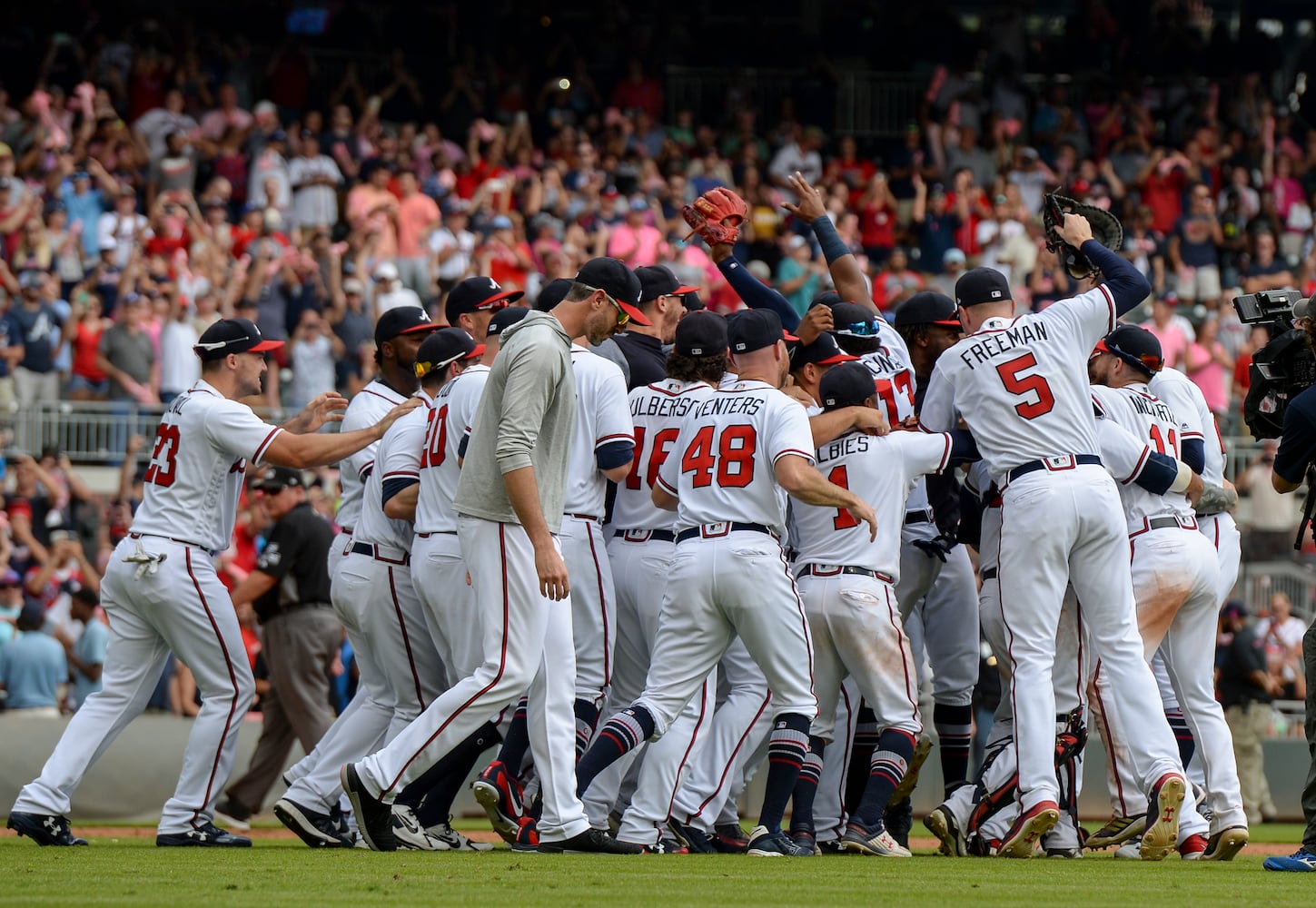 Photos: Braves beat the Phillies, sew up NL East title