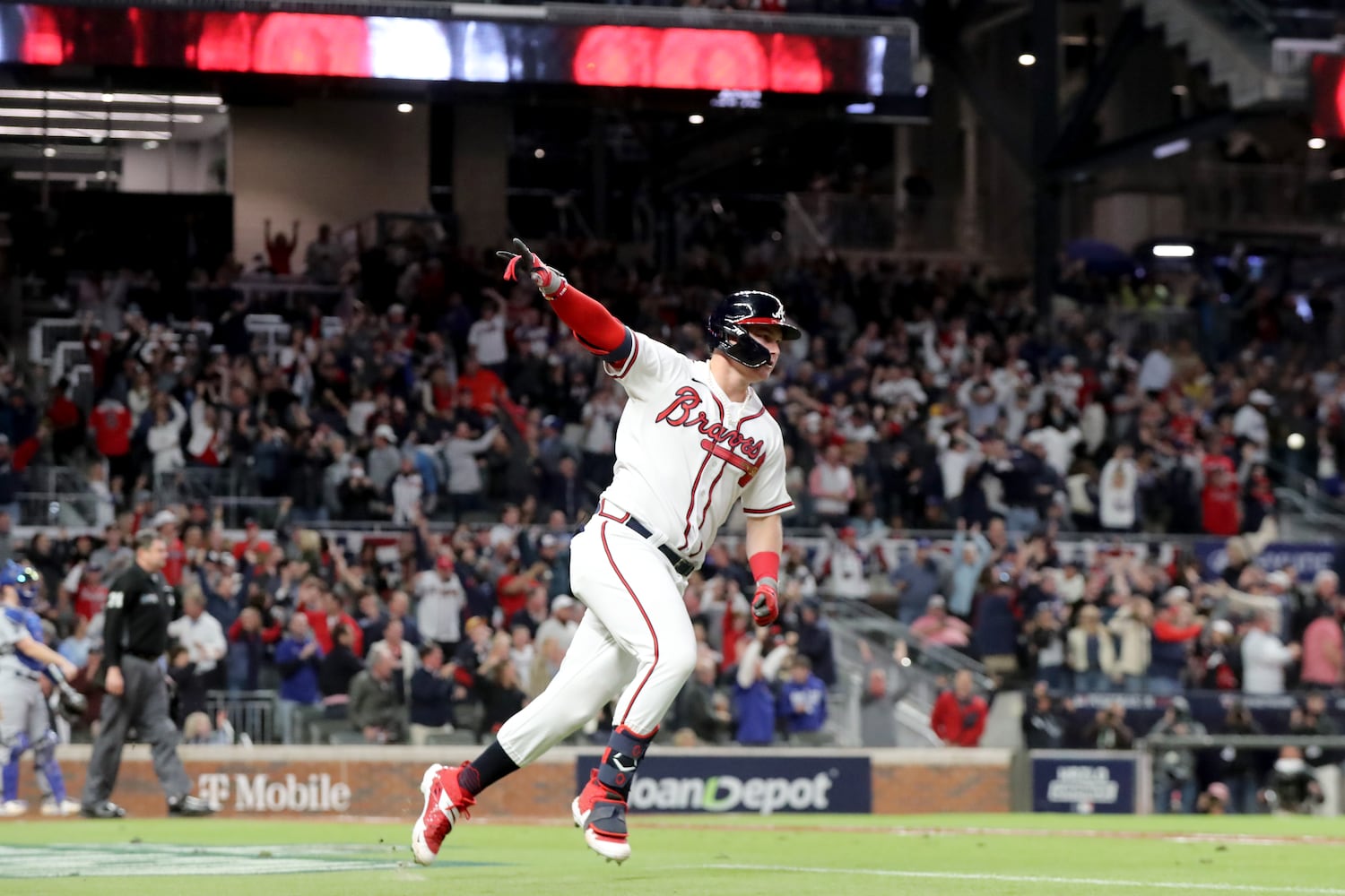 In Atlanta, it's Joctober! Pederson's pearls a hit with Braves fans