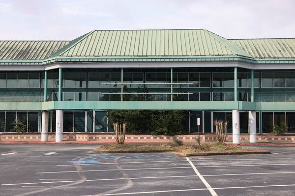 A shuttered former Ingles store sits on the Lake City property where a developer has proposed an $800 million luxury development called The Roman. Jason Getz / Jason.Getz@ajc.com)
