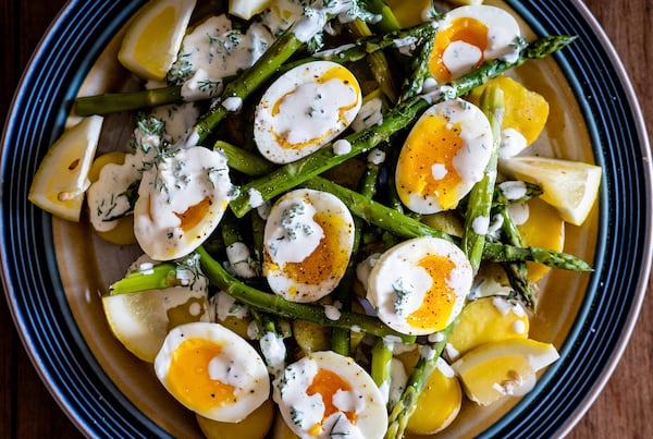 A One-Pot Supper of Asparagus, Potatoes and Jammy Six-Minute Eggs can be served with garlic-herb dressing, or you can let what’s in your fridge help you craft a sauce. CONTRIBUTED BY HENRI HOLLIS