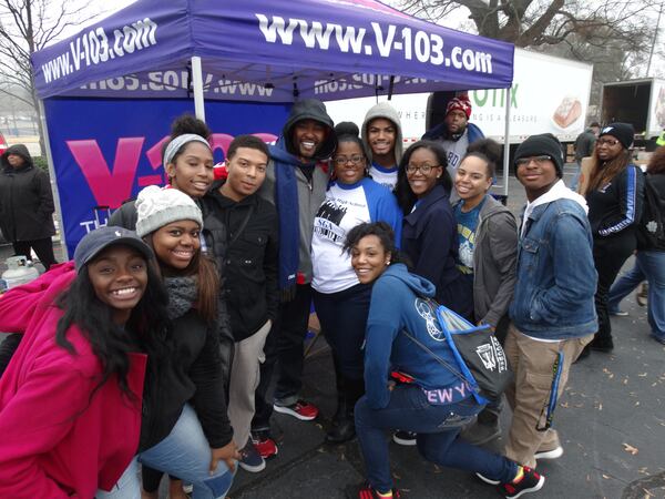 Ryan Cameron poses with a group of student volunteers. CREDIT: Rodney Ho/rho@ajc.com