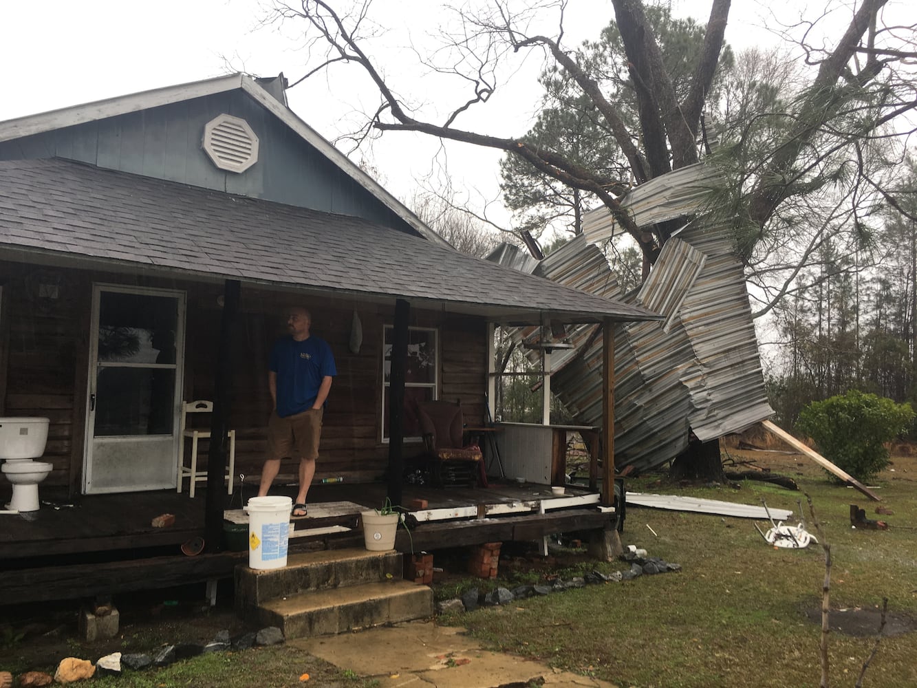 Strong storms  in Georgia cause deaths, devastation