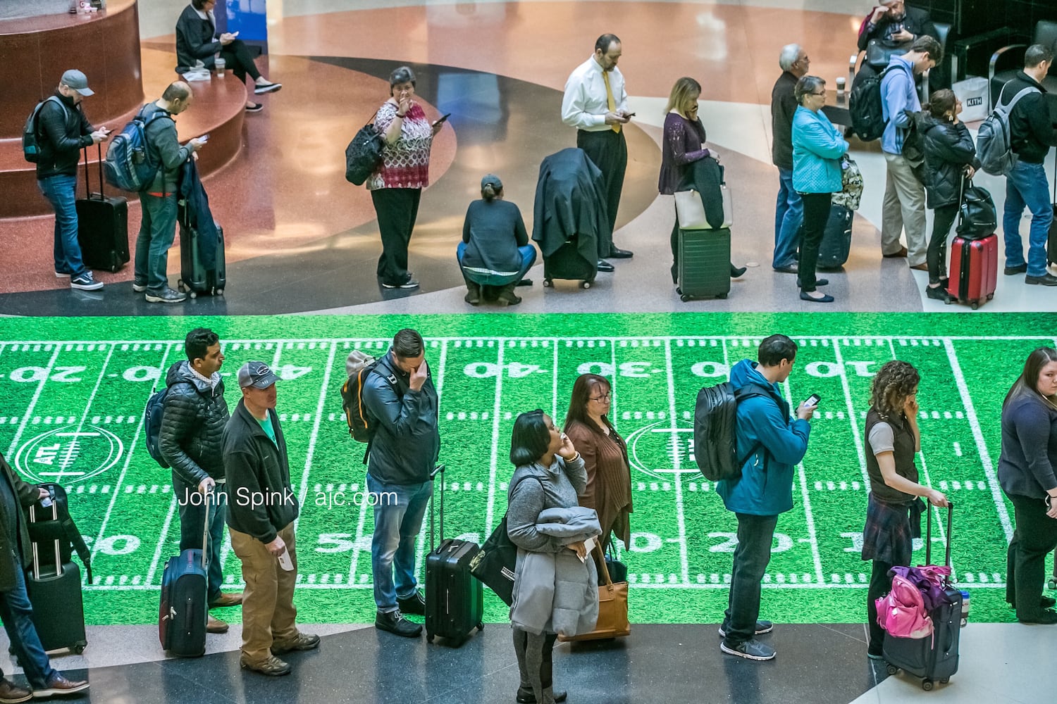 Atlanta airport travelers stuck in long TSA wait lines