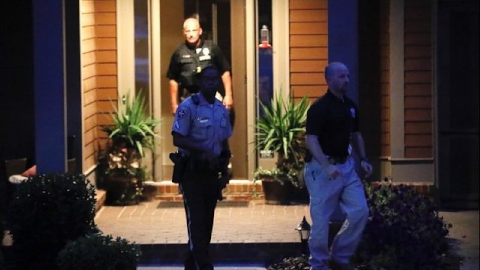 <p>Paulding County deputies searched the home of a woman accused of performing dental work without a license early Thursday morning, Sept. 6, 2018 &nbsp;(Bob Andres/ AJC staff)</p>