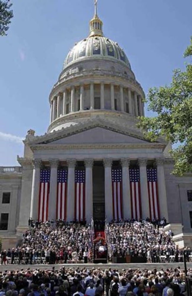 Presidents Obama, Clinton attend Byrd funeral