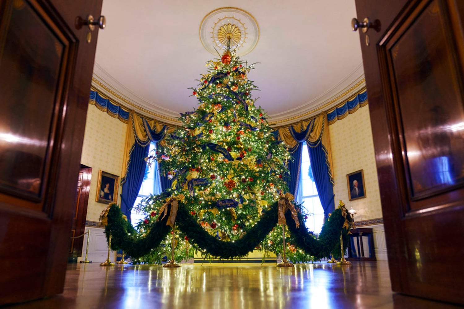 Photos: Melania Trump unveils 2018 White House Christmas decorations