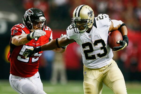 Pierre Thomas of the New Orleans Saints stiff arms Paul Worrilow of the Falcons on a run in the second half at the Georgia Dome on September 7, 2014 in Atlanta, Georgia. (Photo by Kevin C. Cox/Getty Images)