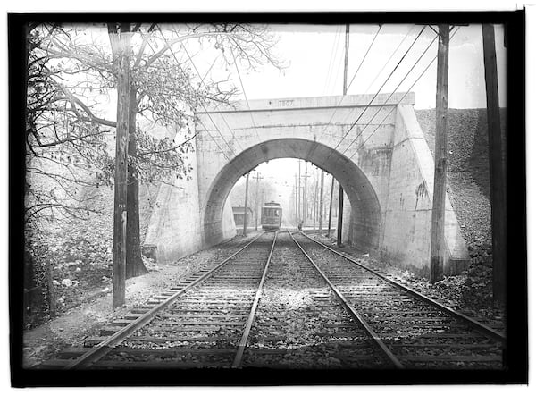 A Chattanooga streetcar traveling, at some point between 1909 and 1917, on what is today St. Elmo Avenue. (Photo contributed by the University of Kentucky Libraries Special Collections Research Center)