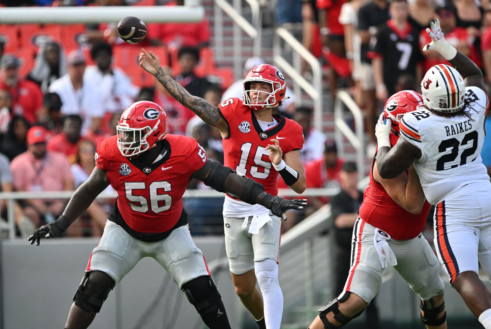 Georgia quarterback Carson Beck (15) gets off a pass during the first half in an NCAA football game at Sanford Stadium, Saturday, October 5, 2024, in Athens. (Hyosub Shin / AJC)