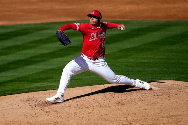 Los Angeles Angels pitcher José Suarez throws against the San Francisco Giants during the third inning of a spring training baseball game, Monday, Feb. 24, 2025, in Tempe, Ariz. (AP Photo/Matt York)