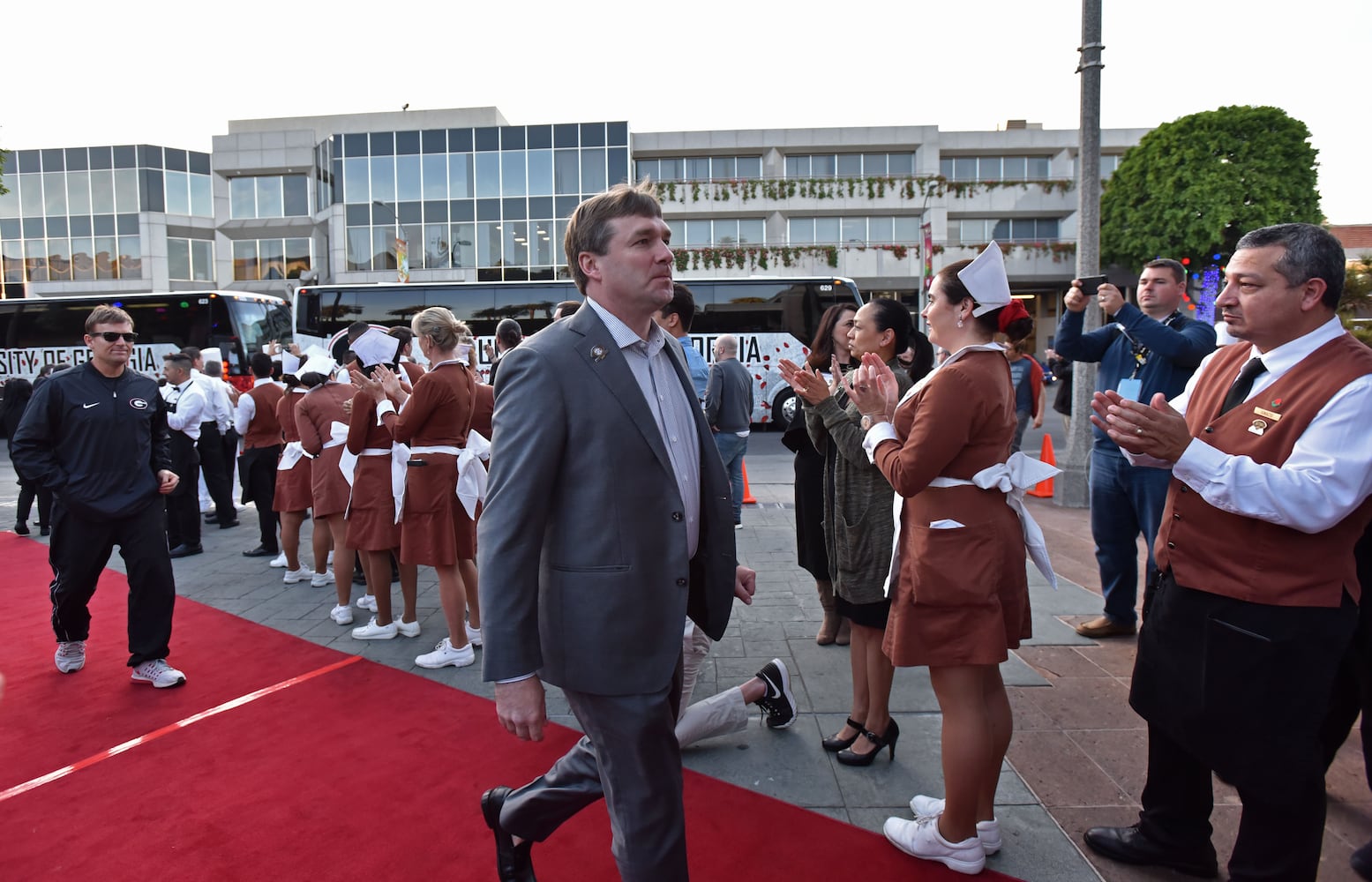 Photos: The scene at the Rose Bowl as Georgia, Oklahoma game nears